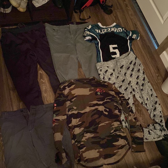 Selling a variety of brands. -Abercrombie, - Hollister, - Champion , - Old Navy, - Picture 12 of 12